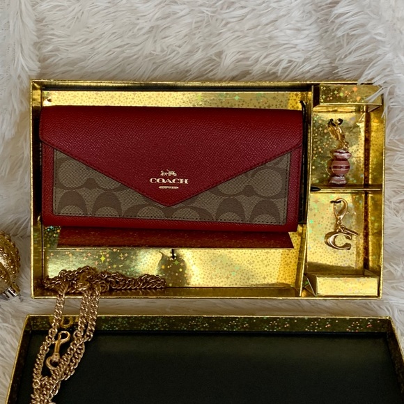 🔥Red Valentine Coach Gold Chain Boxed w/Charms🔥 - Picture 3 of 11